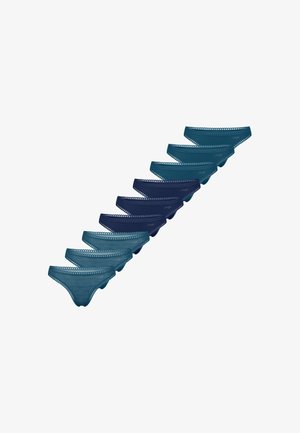 Neuf sous-vêtements bikini pour femmes dans des nuances de bleu disposés en ligne diagonale sur fond blanc.