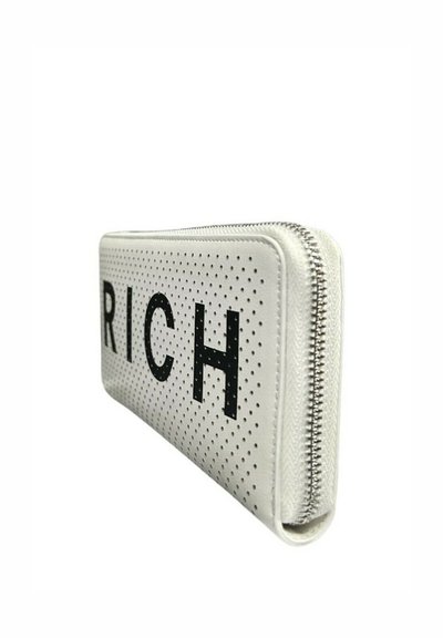 Cartera blanca con cremallera y diseño perforado con letras negras que forman la palabra "RICH" en el frente.