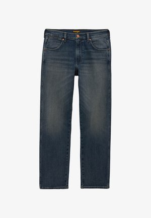 Vaqueros rectos para hombre de mezclilla azul oscuro con cinco bolsillos y cierre de botón, con la marca "Wrangler" en la cinturilla.