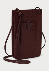 Burgundin värinen nahkainen olkalaukku, jossa on texturoitu pinta, muotoiltu RL-logo, ylhäältä avattava vetoketju ja säädettävä olkahihna. Laukussa on myös etutasku.