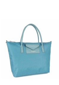 Hellblaue Tragetasche aus glattem Nylon. Verfügt über zwei kurze Griffe, eine strukturierte Lederklappen-Tasche und einen Reißverschluss.