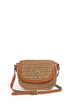 Mała torba na ramię z plecioną teksturą ze słomy, brązowymi skórzanymi wykończeniami, regulowanym paskiem i okrągłym metalowym zapięciem z logo na przedniej klapce.