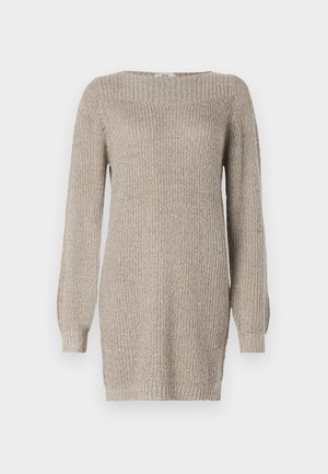 Beige strikket kjole med lange ermer, ribbete tekstur og vid utringning. Har en rett silhuett og sidespalter nederst.