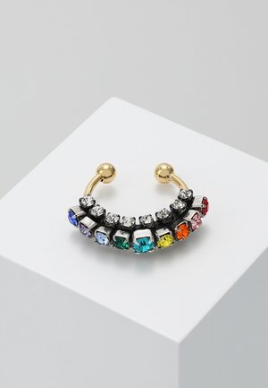 Boucle d'oreille barbell incurvée dorée ornée de pierres précieuses carrées et rondes multicolores et transparentes disposées en motif arc-en-ciel sur une surface blanche.