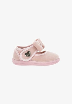Scarpa in velour rosa con dettaglio a fiocco, cinturino regolabile e accent metallici a forma di cuore. Texture morbida, punta arrotondata e suola in gomma per il massimo comfort.