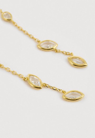 Brincos pendentes em tom dourado com pedras transparentes em corte marquesa, ligadas por delicados elos de corrente, que apresentam um design elegante e um acabamento polido.