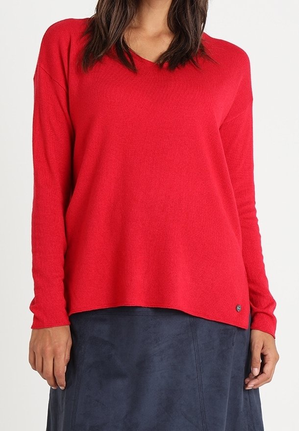 Maglione rosso a maniche lunghe in maglia con scollatura a V, vestibilità morbida e polsini a coste. Texture morbida; presenta un piccolo logo vicino all'orlo.