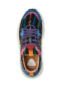 Sneaker coloré avec tissu rayé, lacets violets, semelle mouchetée, languettes orange et semelle intérieure texturée en liège avec logo floral et texte.