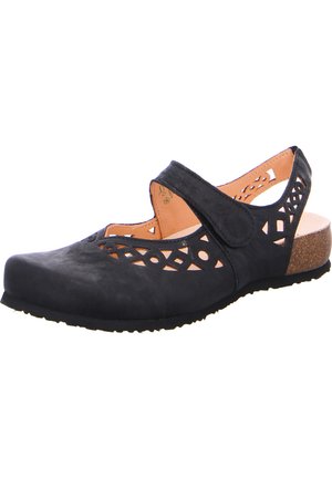 Schwarzer Lederschuh mit Ausschnittdesign, verstellbarem Riemen, runder Spitze und Korkakzent an der Ferse. Strukturiert Oberfläche und flexible Sohle.