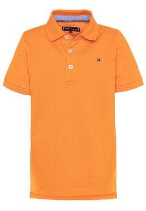 Polo arancione a maniche corte con tre bottoni bianchi, una fodera interna del colletto blu e un piccolo logo Tommy Hilfiger sul petto.