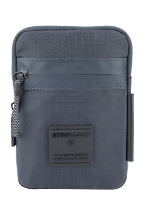 Dunkelgraue textile Reißverschlusstasche mit glatter Oberfläche, ausgestattet mit einem gummierten Logo-Patch, strukturiertem Stoff und einem gemusterten Reißverschlussanhänger.