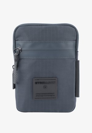 Dunkelgraue textile Reißverschlusstasche mit glatter Oberfläche, ausgestattet mit einem gummierten Logo-Patch, strukturiertem Stoff und einem gemusterten Reißverschlussanhänger.