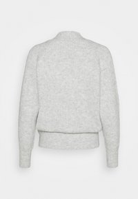 Jersey de punto gris con un cuello alto, textura acanalada y un diseño corto con mangas anchas. Vista trasera.