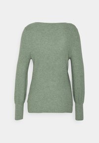 Pull côtelé à manches longues en vert discret. Présente un col large et des manches légèrement bouffantes. Texture douce et coupe ajustée sur toute la longueur.