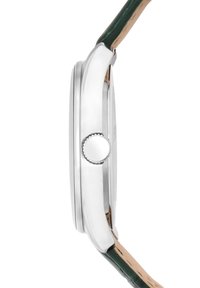 Caja de reloj de acero inoxidable plateada con forma redonda. La correa de cuero verde presenta una superficie texturizada y un lado inferior beige, con un pomo para el ajuste.