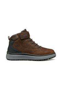 Bottes de randonnée mi-hautes marron avec tige en cuir et en tissu, fermeture à lacets, col rembourré, semelle en caoutchouc et sangle ajustable avec un logo.