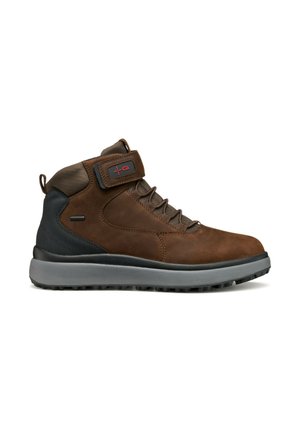 Botas de senderismo marrones de media caña con parte superior de cuero y tejido, cierre de cordones, cuello acolchado, suela de goma y correa ajustable con logo.