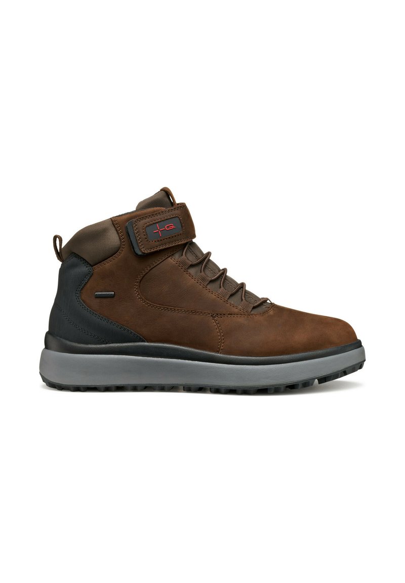 Bottes de randonnée mi-hautes marron avec tige en cuir et en tissu, fermeture à lacets, col rembourré, semelle en caoutchouc et sangle ajustable avec un logo.