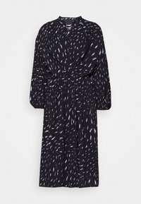 Schwarzes Kleid mit V-Ausschnitt, langen Puffärmeln, tailliertem Bund und einem fließenden Rock, verziert mit einem weißen abstrakten Muster.
