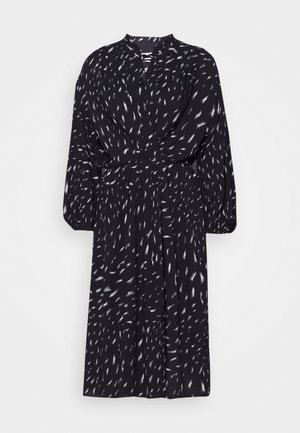 Vestido negro con escote en V, mangas largas abullonadas, cintura ceñida y falda fluida, adornado con un patrón abstracto blanco en todo su diseño.