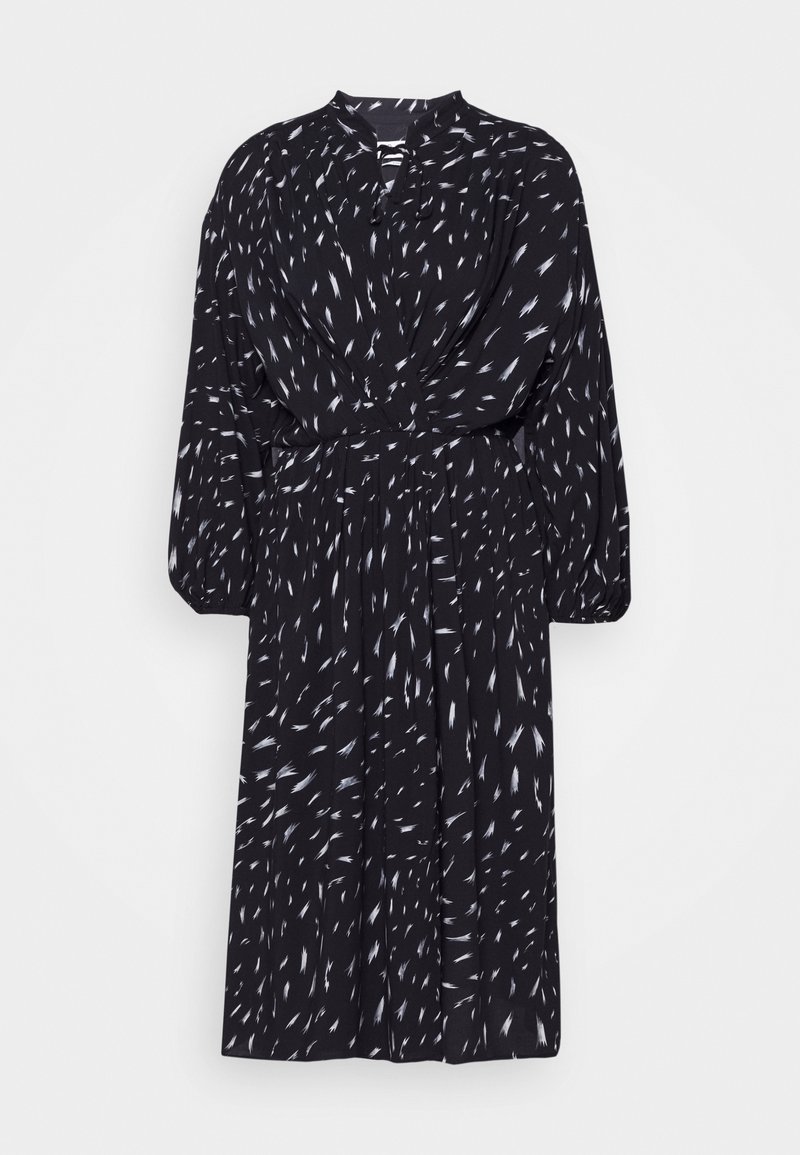 Schwarzes Kleid mit V-Ausschnitt, langen Puffärmeln, tailliertem Bund und einem fließenden Rock, verziert mit einem weißen abstrakten Muster.