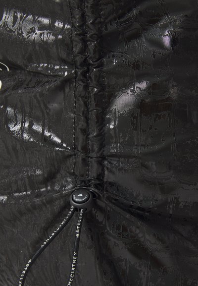 Țesătură neagră, lucioasă, cu un model texturat, având o cusătură pliată și un cordon ajustabil cu un sistem de strângere marcate.
