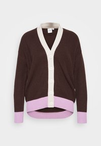 Cárdigan marrón de canalé con un escote en V crema, siete botones y acentos rosas en el dobladillo y los puños. Textura suave y corte relajado.