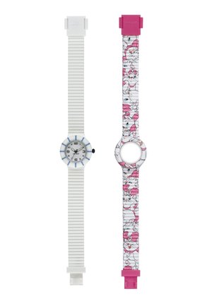 Hvid silikoneur med blå striber og rund skive. Ved siden af er der et bånd med pink accenter, der har hvide tegneseriekatte og pink sløjfer.