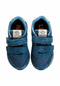 Scarpe sportive blu con doppi cinturini in velcro, materiali in suede e mesh, caratterizzate da una parte superiore testurizzata e una suola di colore chiaro.