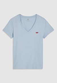 Světle modré tričko s výstřihem do V vyrobené z měkké bavlny. Krátké rukávy, standardní střih, se malým červeným logem Levi's na levé straně hrudníku.