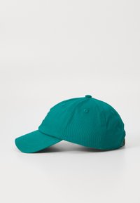Boné de beisebol de algodão teal, com aba curva, tiras ajustáveis na parte traseira, seis orifícios de ventilação e detalhe do logótipo bordado na frente.