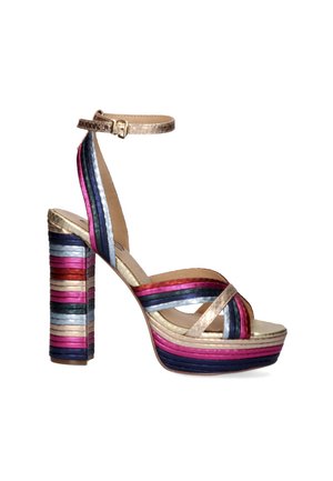 Sandalia de plataforma multicolor con una correa metálica dorada en el tobillo, con franjas horizontales en rosa, púrpura, azul y plata sobre un tacón grueso.