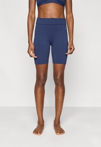 Σκούρα μπλε ποδηλατικά σορτς από ελαστικό υλικό με ψηλή μέση. Διαθέτουν λεία υφή και μικρό λογότυπο στο πλάι.
