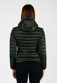 Giubbotto imbottito verde scuro con motivo trapuntato orizzontale, cappuccio e polsini a coste. Materiale lucido e strutturato con una silhouette aderente.