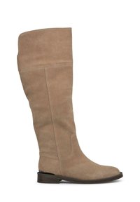 Botte en suédé beige, arrivant au genou, avec une texture lisse, un talon plat, un bout arrondi et un simple détail de surpiqûre.