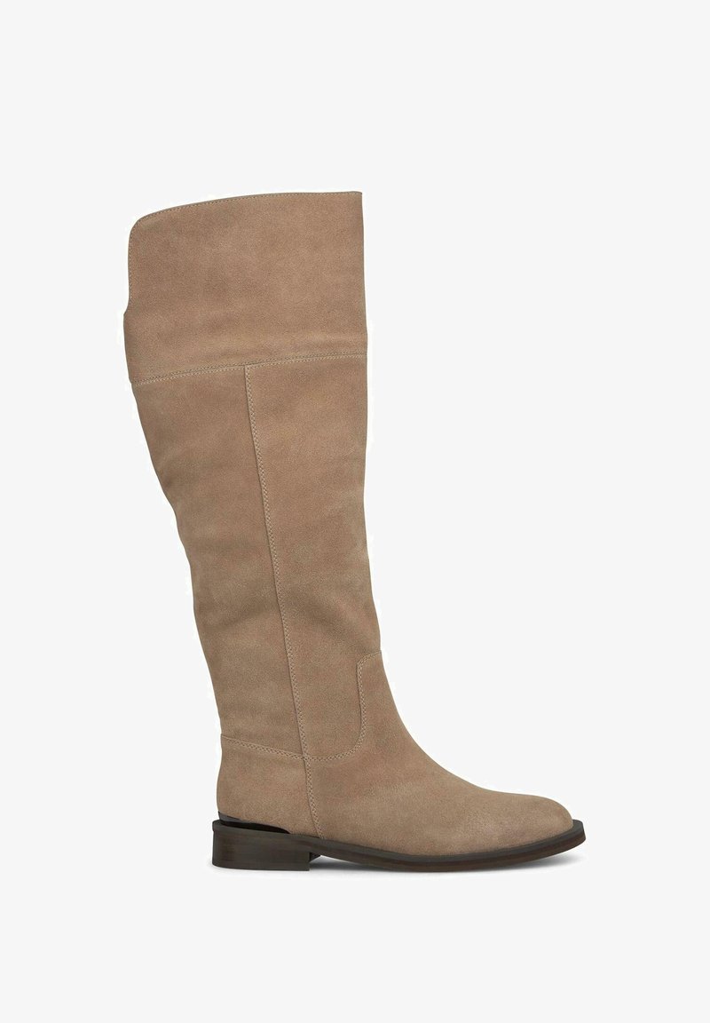 Bota beige de ante hasta la rodilla con textura suave, tacón plano, punta redondeada y un sencillo detalle de costura delineada.