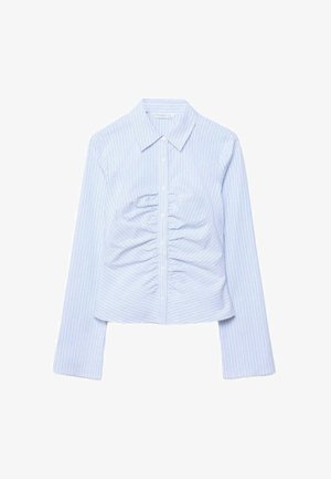 Chemise à manches longues bleu clair avec fines rayures verticales et détails froncés sur le panneau central avant.