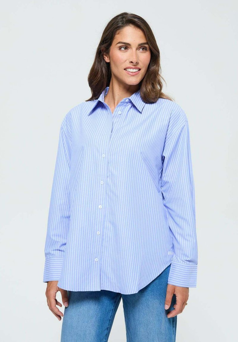 Chemise à manches longues bleu clair avec des rayures verticales blanches, un col classique, un bouton sur le devant et un ourlet arrondi ; fabriquée en tissu lisse.