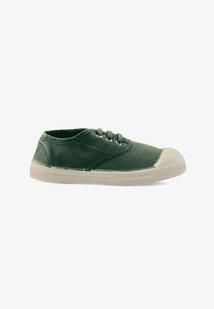Baskets en toile verte avec semelle et bout en caoutchouc blanc, dotées de trois œillets et lacets, présentées en profil sur fond blanc.