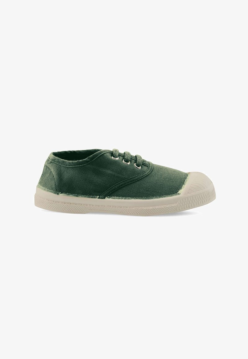 Baskets en toile verte avec semelle et bout en caoutchouc blanc, dotées de trois œillets et lacets, présentées en profil sur fond blanc.