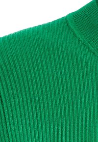 Žebrovaná zelená pletenina, detailní pohled, který ukazuje vysoký límec s hladkým povrchem a jednotnými svislými liniemi.