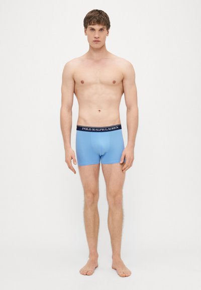 Boxer briefs bleu clair avec une ceinture élastique noire portant le logo "POLO RALPH LAUREN" ; texture lisse, coupe ajustée.