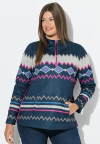 Marineblauer Fleece-Pullover mit pinken und grauen geometrischen Mustern, Reißverschluss am Hals, Seitentaschen und kontrastierendem Besatz entlang der Nähte.