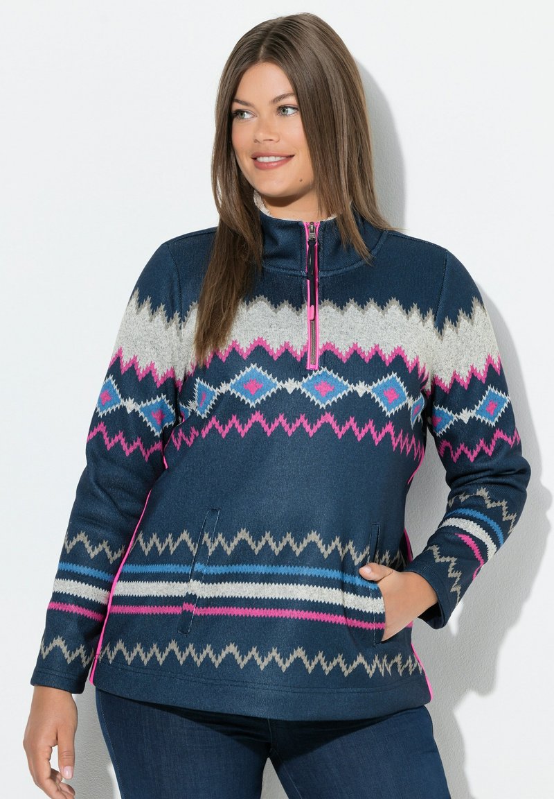 Marineblauer Fleece-Pullover mit pinken und grauen geometrischen Mustern, Reißverschluss am Hals, Seitentaschen und kontrastierendem Besatz entlang der Nähte.