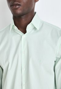 Calvin Klein STRIPE SLIM - Formāls krekls - lichen