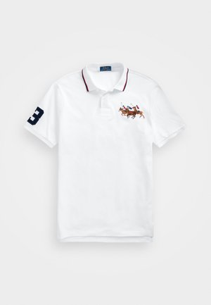 Weißes Polohemd mit kurzen Ärmeln, rot-navy gestreiftem Kragen, besticktem Polospieler auf der Brust und navyfarbener Nummer 3 am rechten Ärmel.