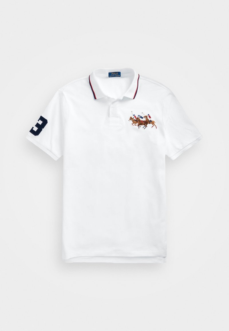 Polo blanc à manches courtes, col rayé rouge et marine, broderie d’un joueur de polo à cheval sur la poitrine et numéro 3 bleu marine sur la manche droite.