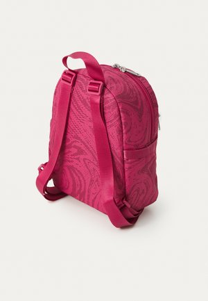 Mały różowy plecak z regulowanymi paskami, górnym uchwytem, boczną kieszenią oraz subtelnym, ciemnym wzorem z zawijasów na tkaninie.