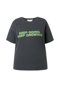 Szara bawełniana koszulka z krótkim rękawem i okrągłym dekoltem, z wyraźnym zielonym napisem "KEEP GOING KEEP GROWING" z przodu.