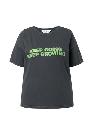 Grijze katoenen T-shirt met korte mouwen en een ronde hals, met op de voorkant vetgroene tekst "HOU DOOR HOU GROEIEN".
